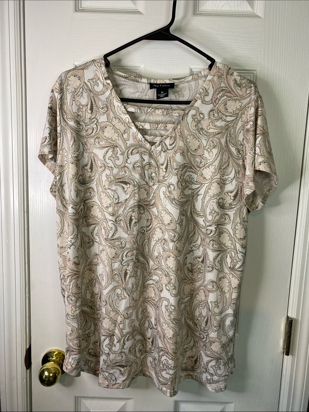 Nue Options Cream and Tan Paisley Short Sleeve V-Neck Top Size XLarge.